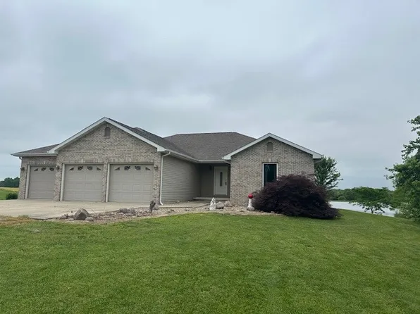 5476 Waterway Dr, Pinckneyville, IL 62274
