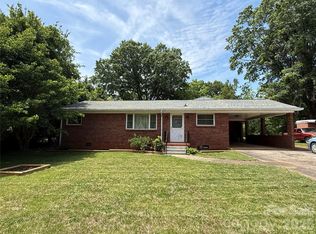 2012 N Deal Ave, Newton, NC 28658