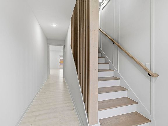 5th image of 209 Redmond Dr