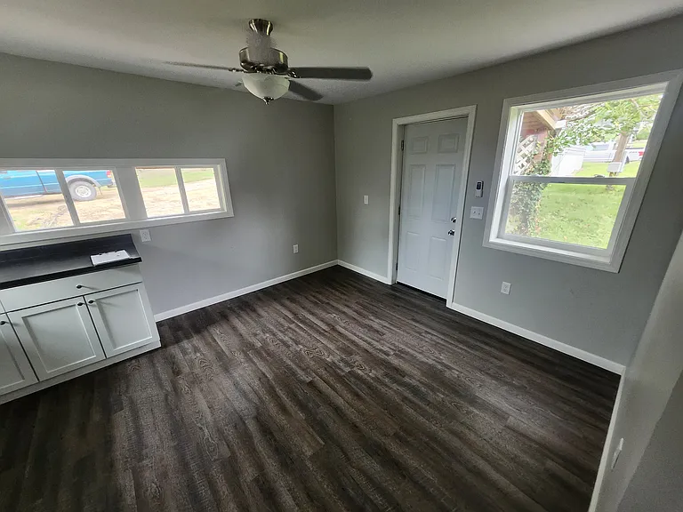 216 W Cherry St — Photo 2