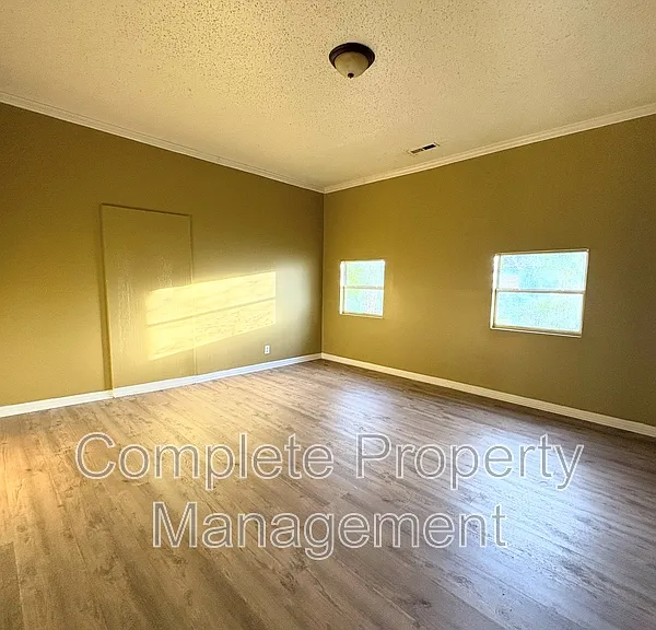 2123 Arlington Ave — Photo 5