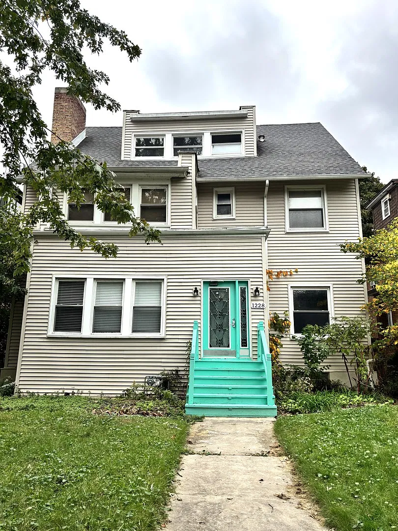 2 bed, 900 sqft, $2,100 — Photo 1