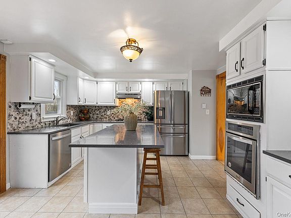 2nd image of 4 Stonewall Farm Road