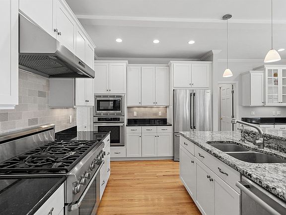 4th image of 50 Wayside Rd