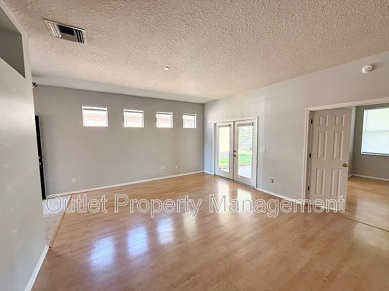 112 Peregrine Ct — Photo 3