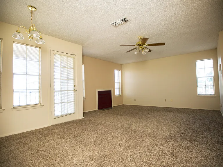 Quail Creek Apartments & Duplexes — Photo 5