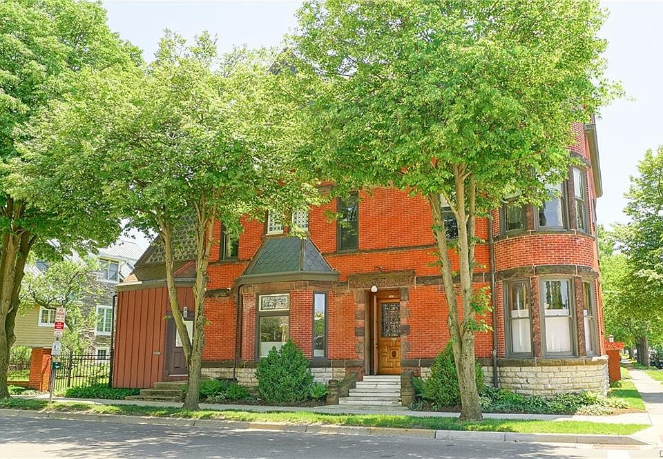 1st image of 202 E Linden Ave