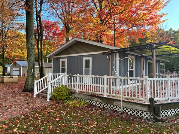 3259 Wolf Lake Dr, Baldwin, MI 49304