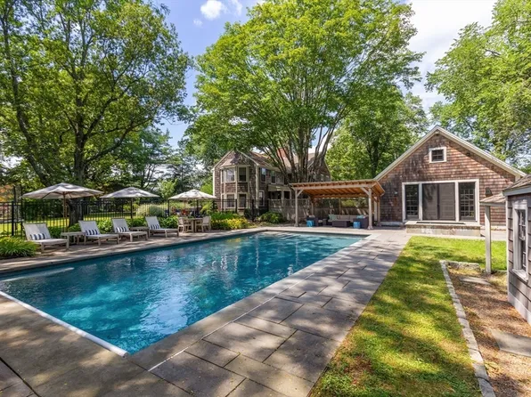 29 Pleasant St, Hingham, MA 02043