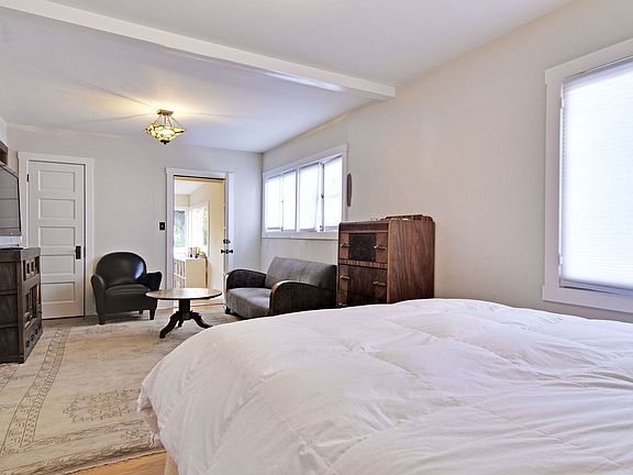 5th image of 1060 N Mar Vista Ave