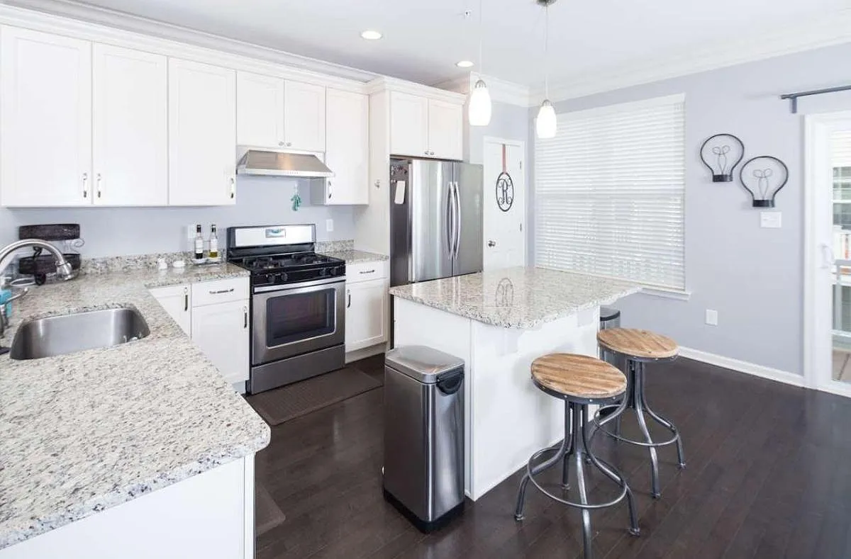 4 bed, 2060 sqft, $2,800 — Photo 2