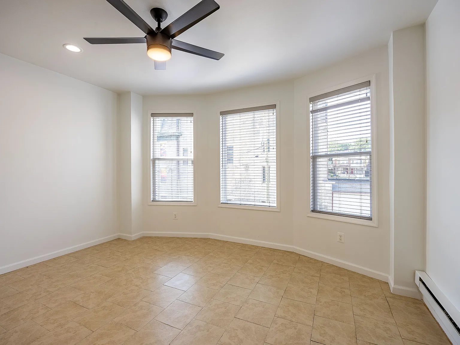 3 bed, 980 sqft, $1,650 — Photo 3