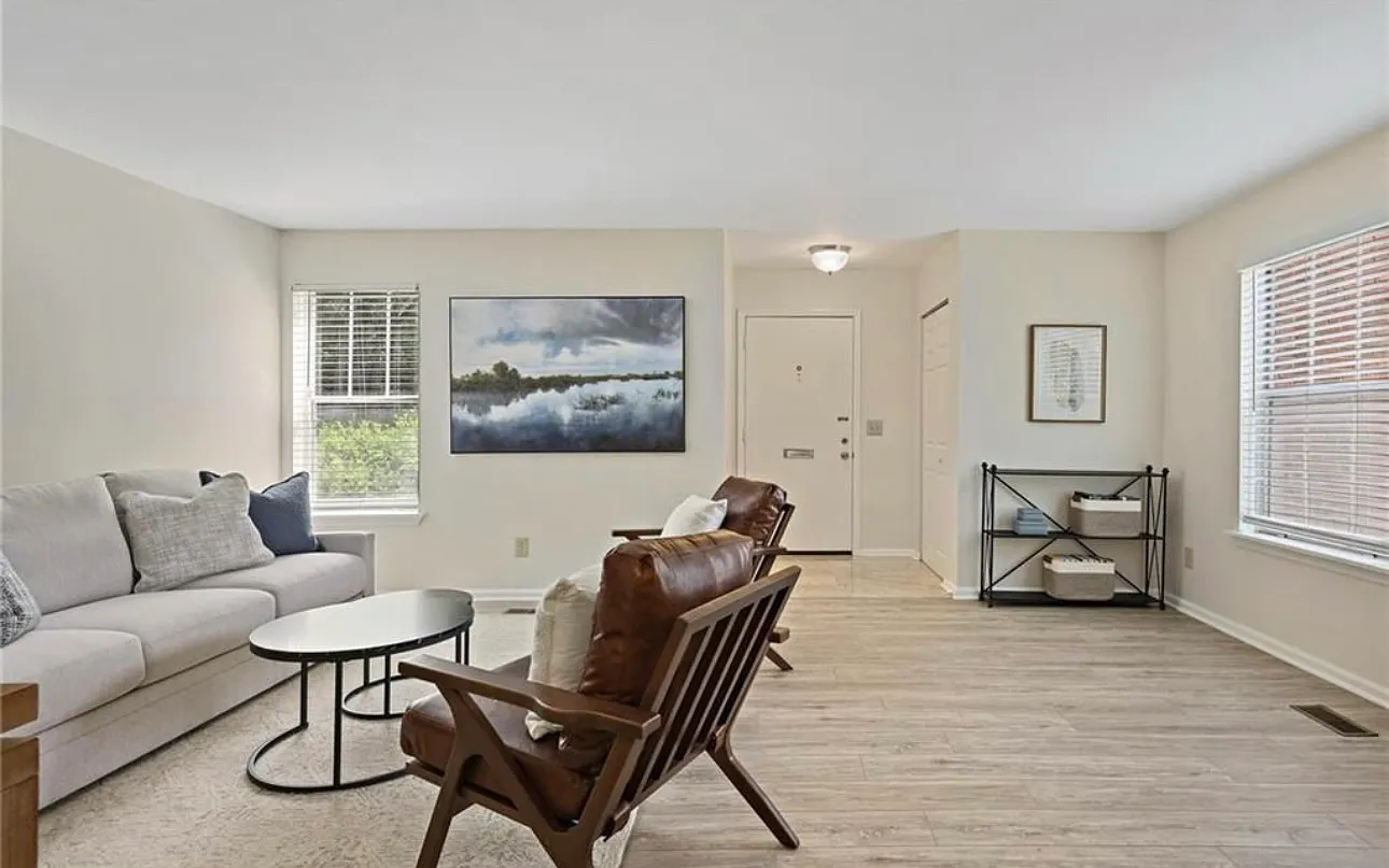 3 bed, 2583 sqft, $950 — Photo 3