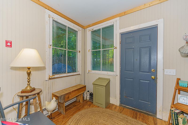 5th image of 327 Quaker Lane