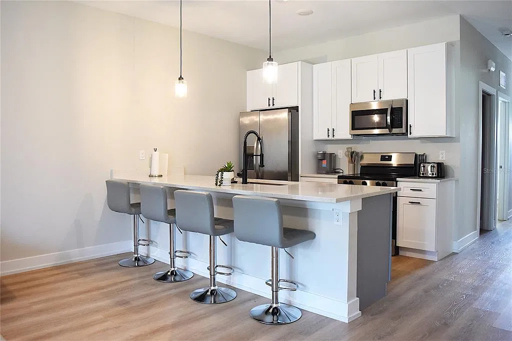 3 bed, 2.0 bath, 1154 sqft, $3,400 — Photo 4