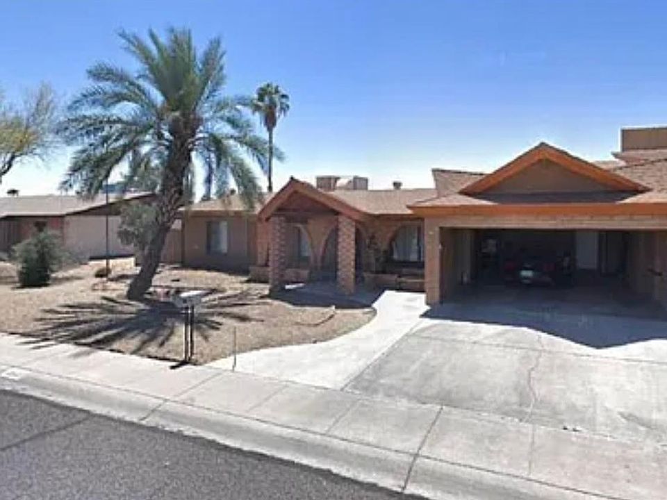 Front of house, 3 car garage