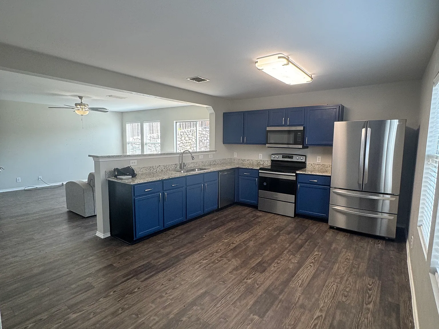 3 bed, 2.5 bath, 1665 sqft, $2,100 — Photo 2