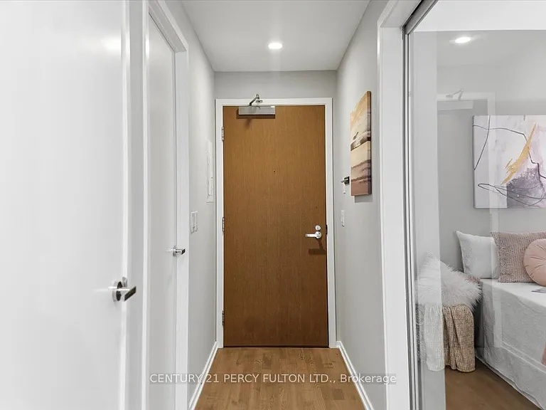 1 Bloor St E #313 — Photo 4