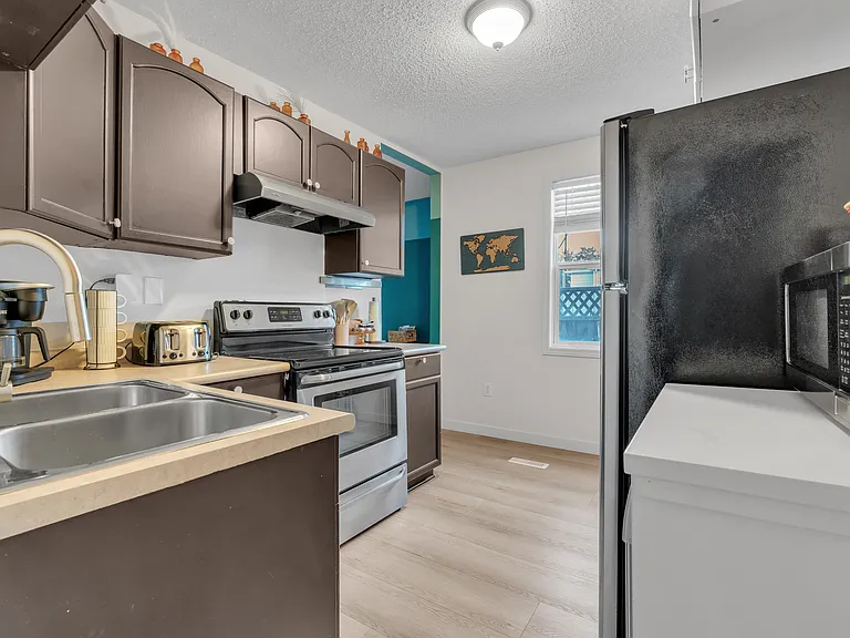 1147 E 8th St SE — Photo 34
