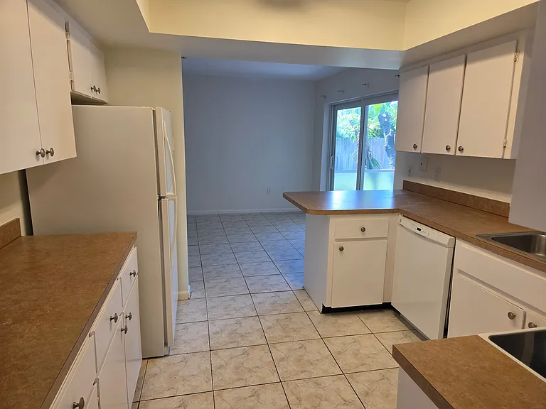 239 W Riverside Dr — Photo 7