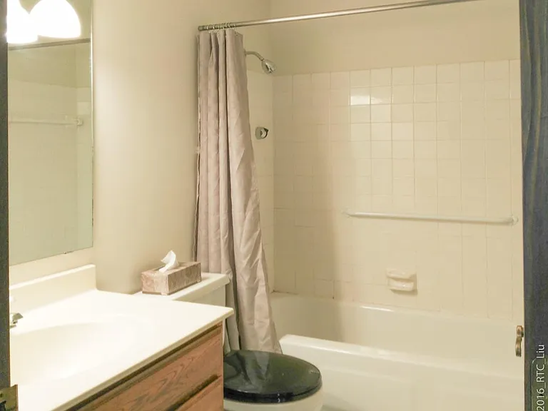 full bath (upper-level)