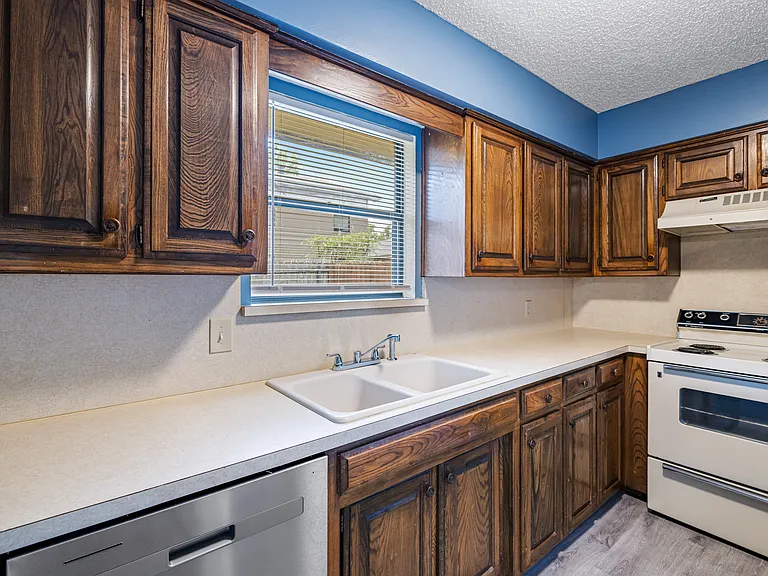 321 Gardenview St — Photo 8