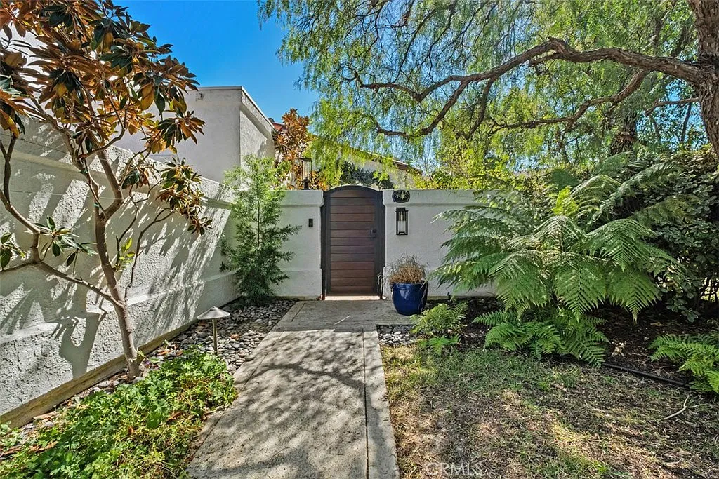 4 bed, 2.5 bath, 2658 sqft, $7,900 — Photo 3