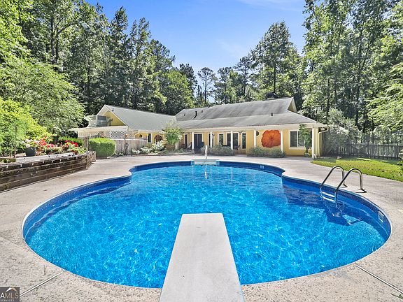 3rd image of 205 Kristie Ln