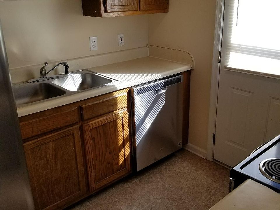2nd image of 104 Old Oak Rd