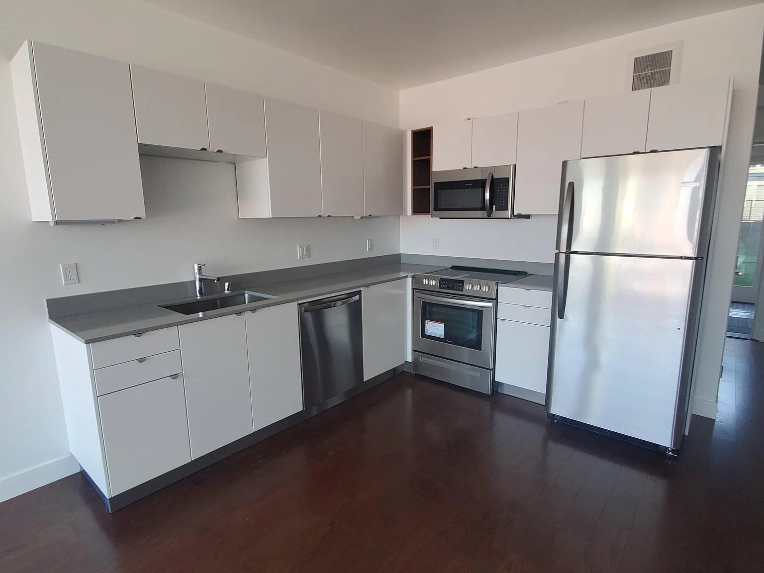 718 Clay St — Photo 4