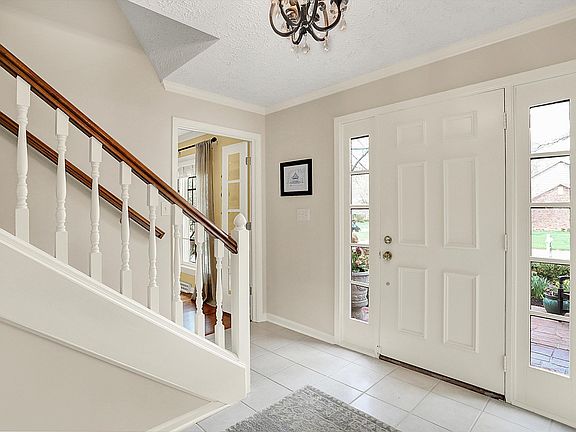 4th image of 915 Williamsburg Ln