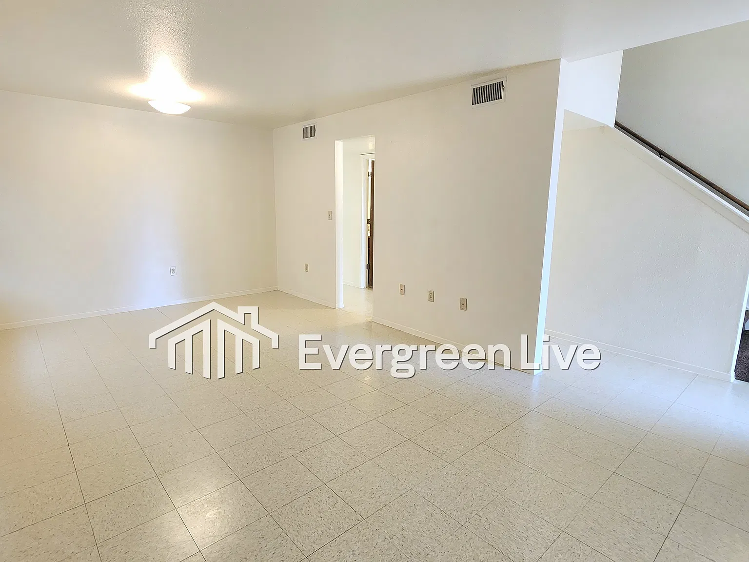 4 bed, 2.5 bath, 1390 sqft, $1,295 — Photo 2