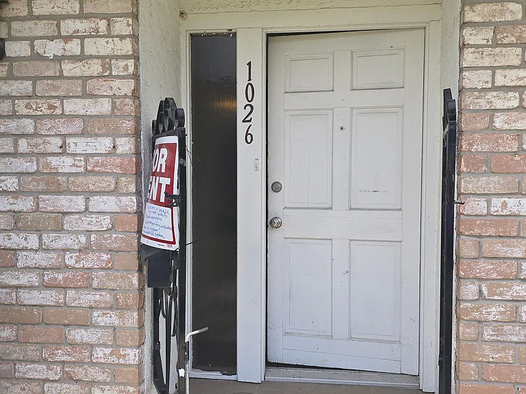 with porch railing & mailbox