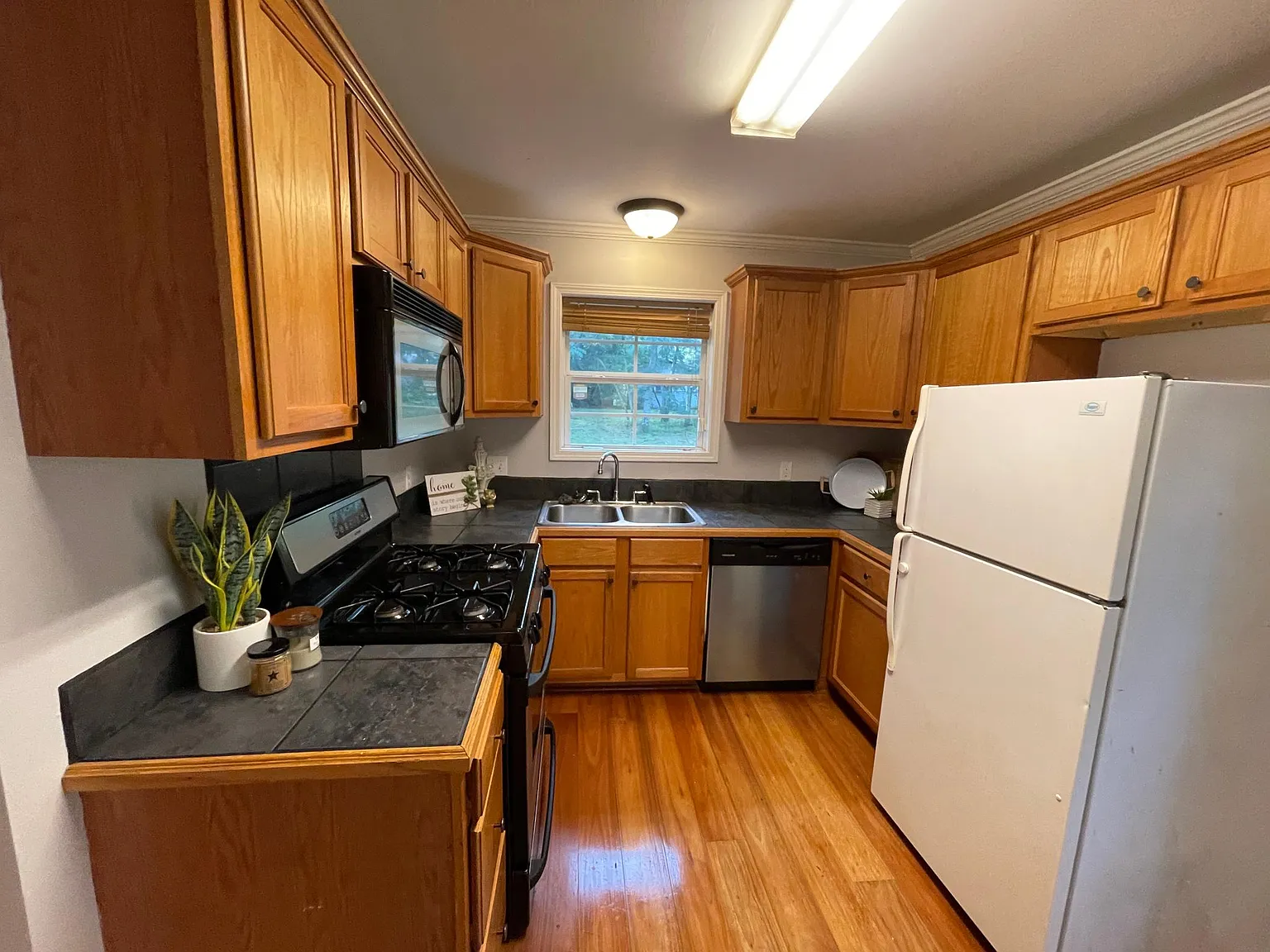 3 bed, 1400 sqft, $1,500 — Photo 4