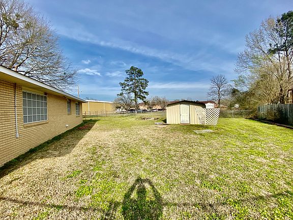 2nd image of 2033 Loyd St