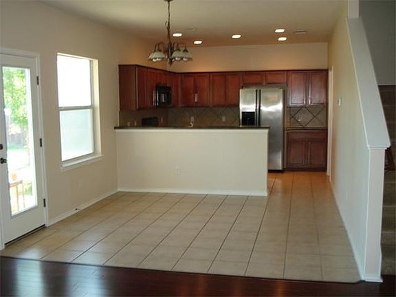 Dining area & kitchen
