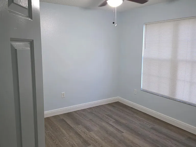 818 Mountbatten Ln — Photo 16