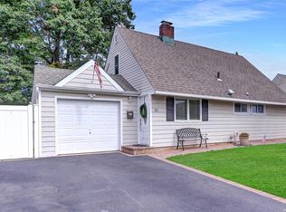 25 Collector Ln, Levittown, NY 11756