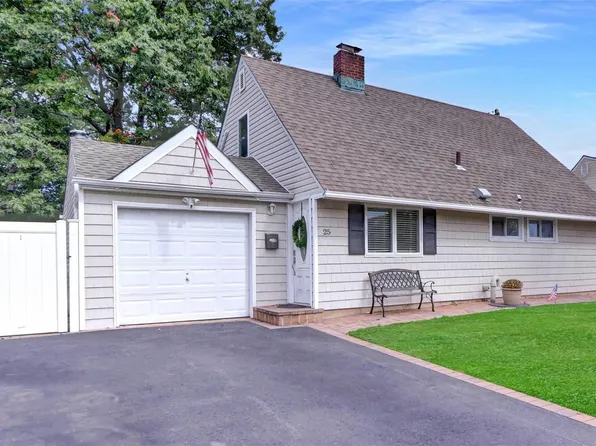 25 Collector Lane, Levittown, NY 11756