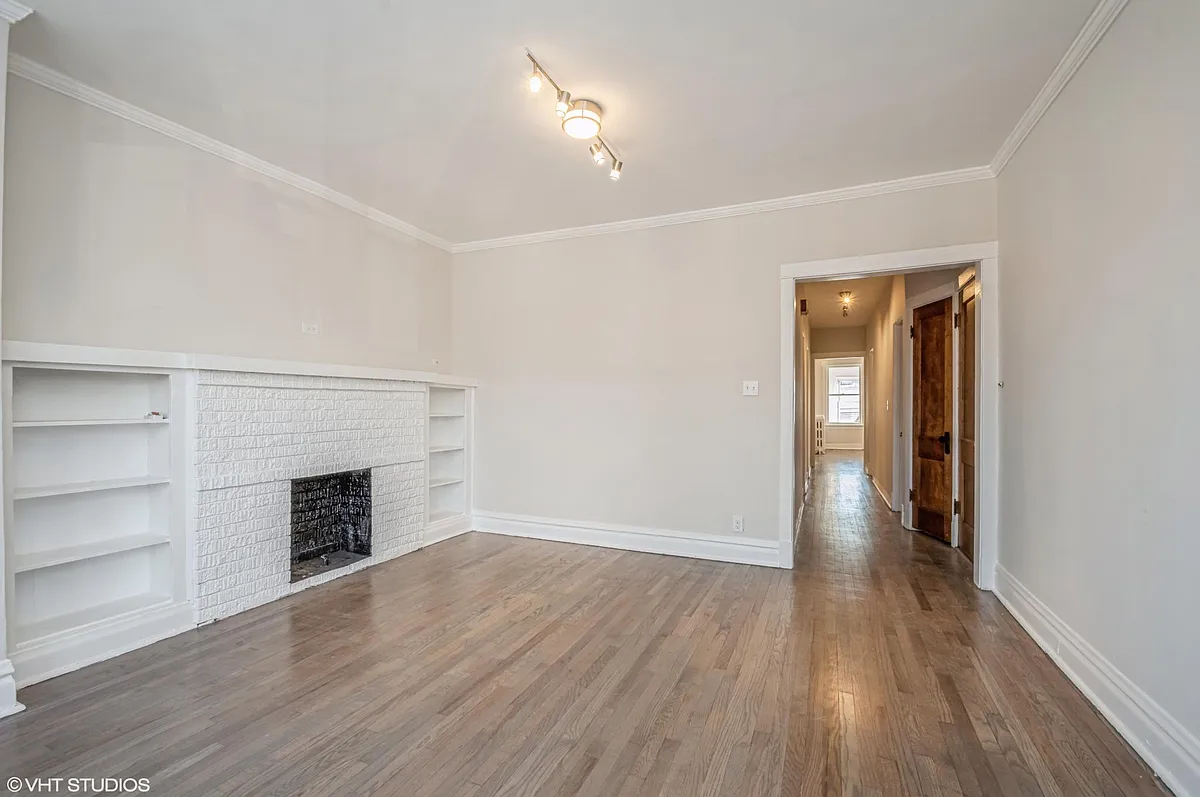 Living Room - 5121 W Cullom Ave #2