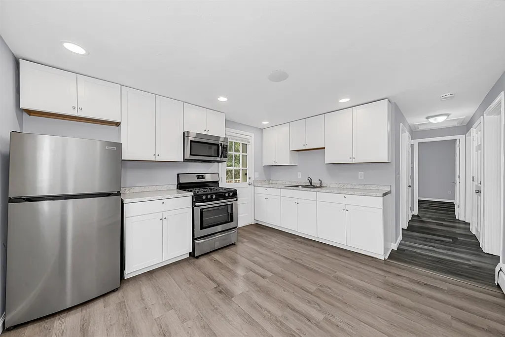 2 bed, 1.0 bath, 920 sqft, $2,400 — Photo 1