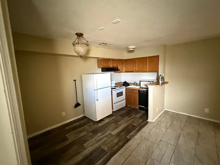 1808 E 66th Pl #D301 — Photo 6