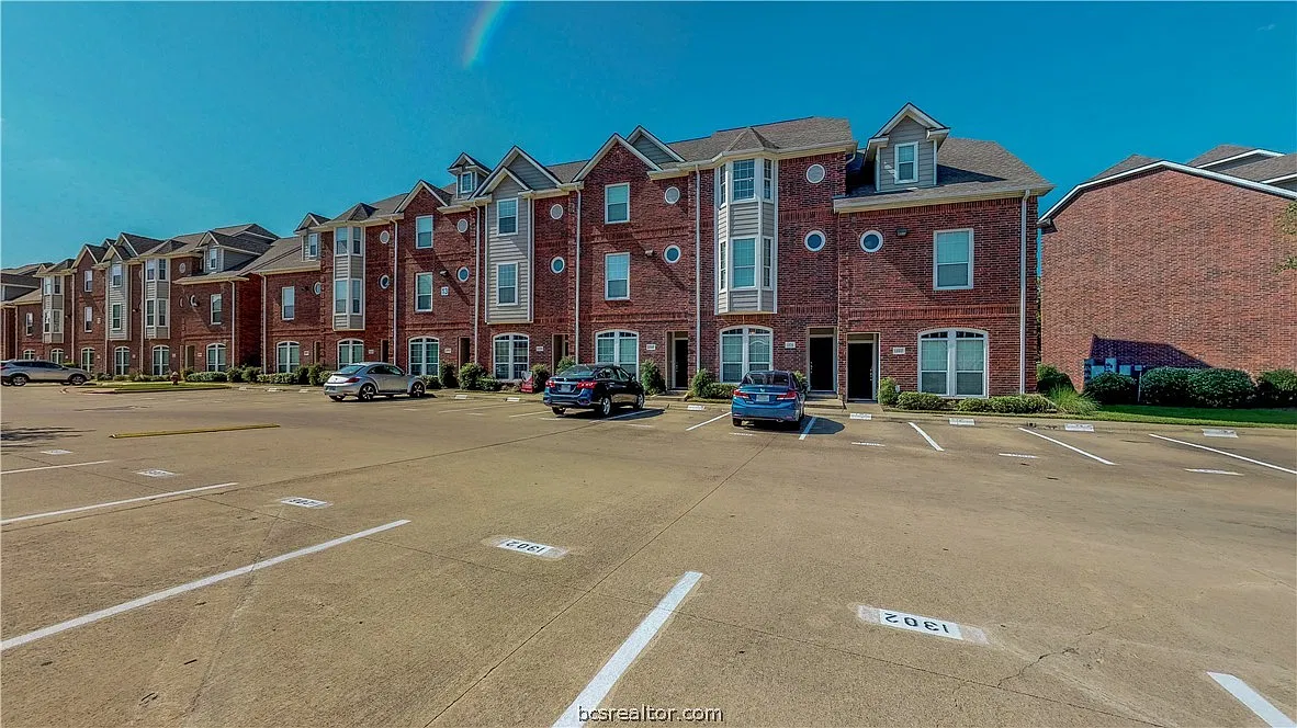 4 bed, 4.5 bath, 1840 sqft, $2,400 — Photo 2