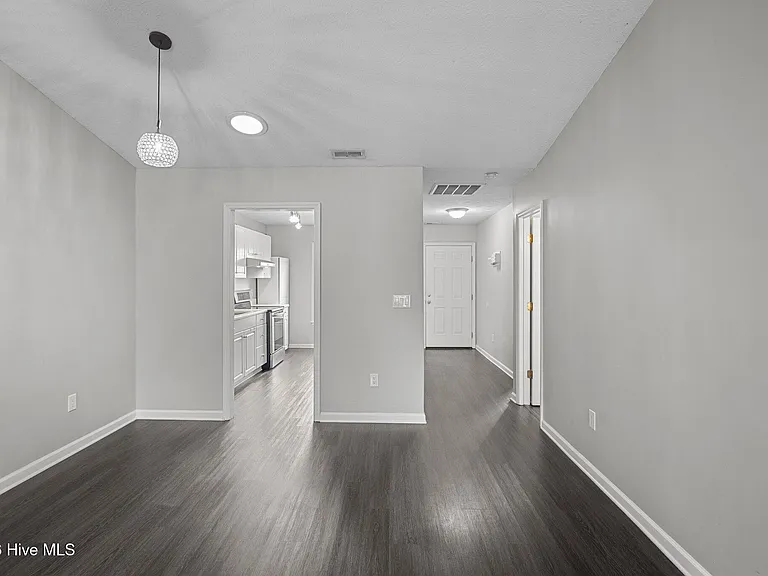 225 John Ct — Photo 6