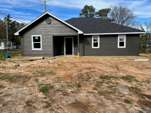 2714 Hendricks St, Gladewater, TX 75647