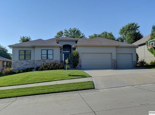 19819 Sherwood Cir, Gretna, NE 68028