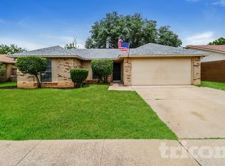 6905 Forestview Dr, Arlington, TX 76016