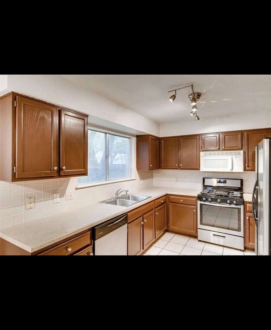 8445 Fern Bluff Ave — Photo 3