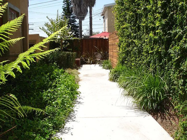 Walk to courtyard - 540 25th St