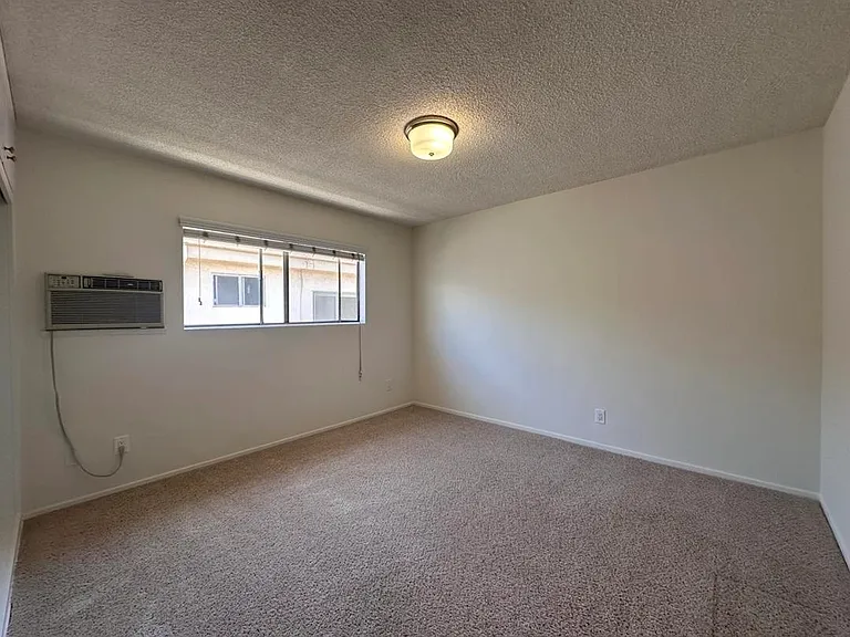1219 Barry Ave #3 — Photo 13